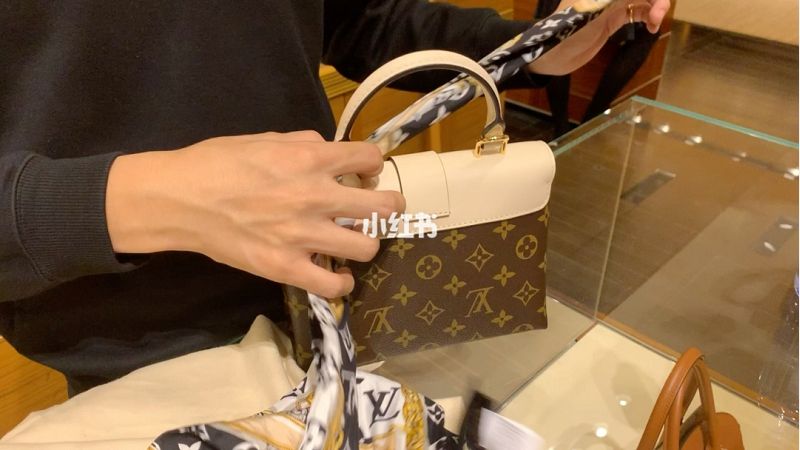 LV新款鎖頭包包如何系絲巾 LV包包絲巾怎么系？_1