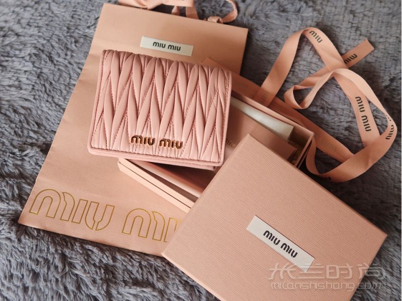 少女心爆棚miumiu粉色錢包粉色控必收  前幾天去逛街看到免稅店錢包_2