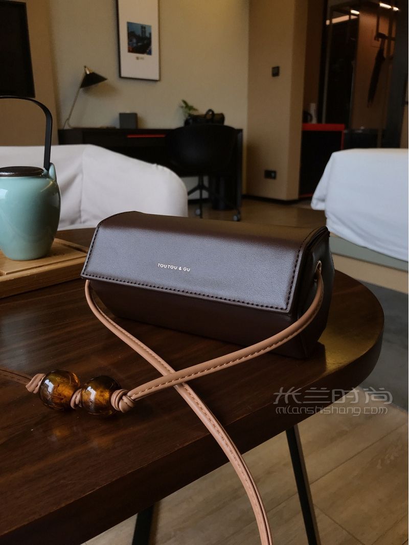 不到200小眾包居然比設(shè)計(jì)師款還絕_3