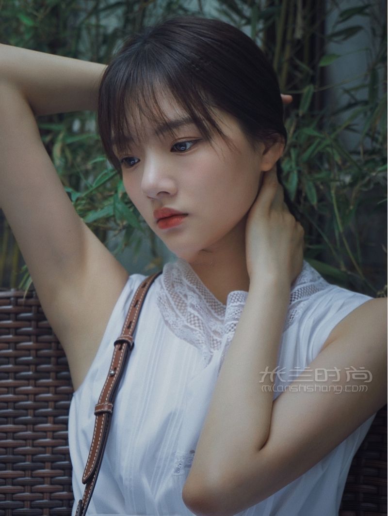 任敏又是清清爽爽的一天 每一個(gè)女孩必備的夏日單品白色連衣裙_1