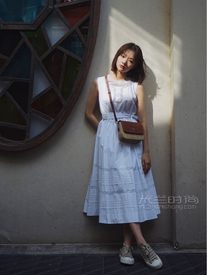 任敏又是清清爽爽的一天 每一個(gè)女孩必備的夏日單品白色連衣裙_3