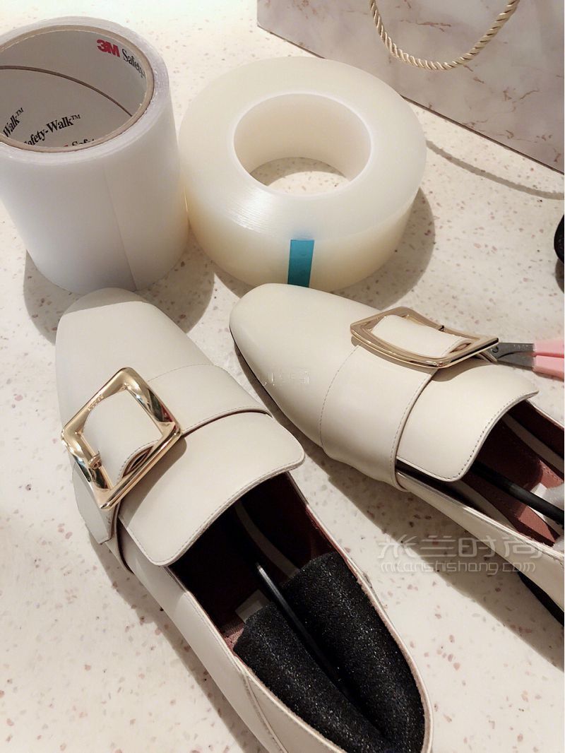 怎么解決白色Bally方扣鞋面磨黑的問(wèn)題？白色Bally鞋子怎么清洗？_1