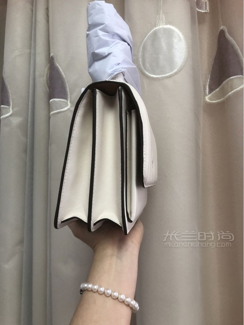 給蔻馳奧萊跪了這個(gè)好搭皮草的奶白羊皮包 夏日搭配_4