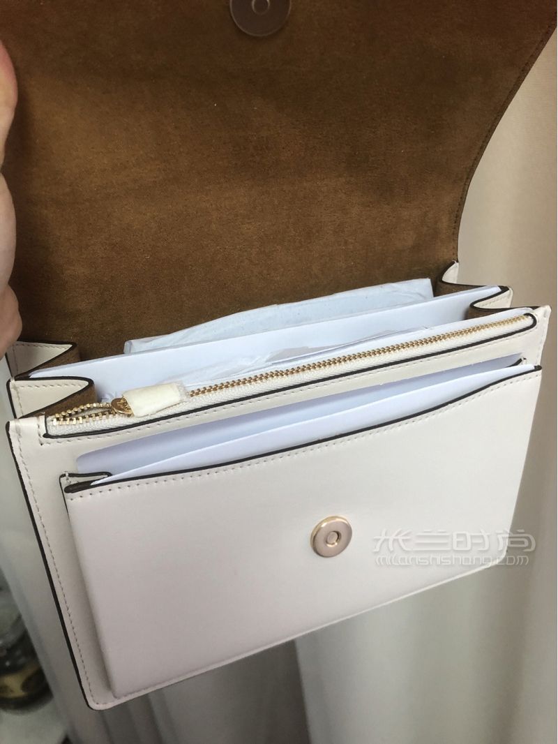 給蔻馳奧萊跪了這個(gè)好搭皮草的奶白羊皮包 夏日搭配_5