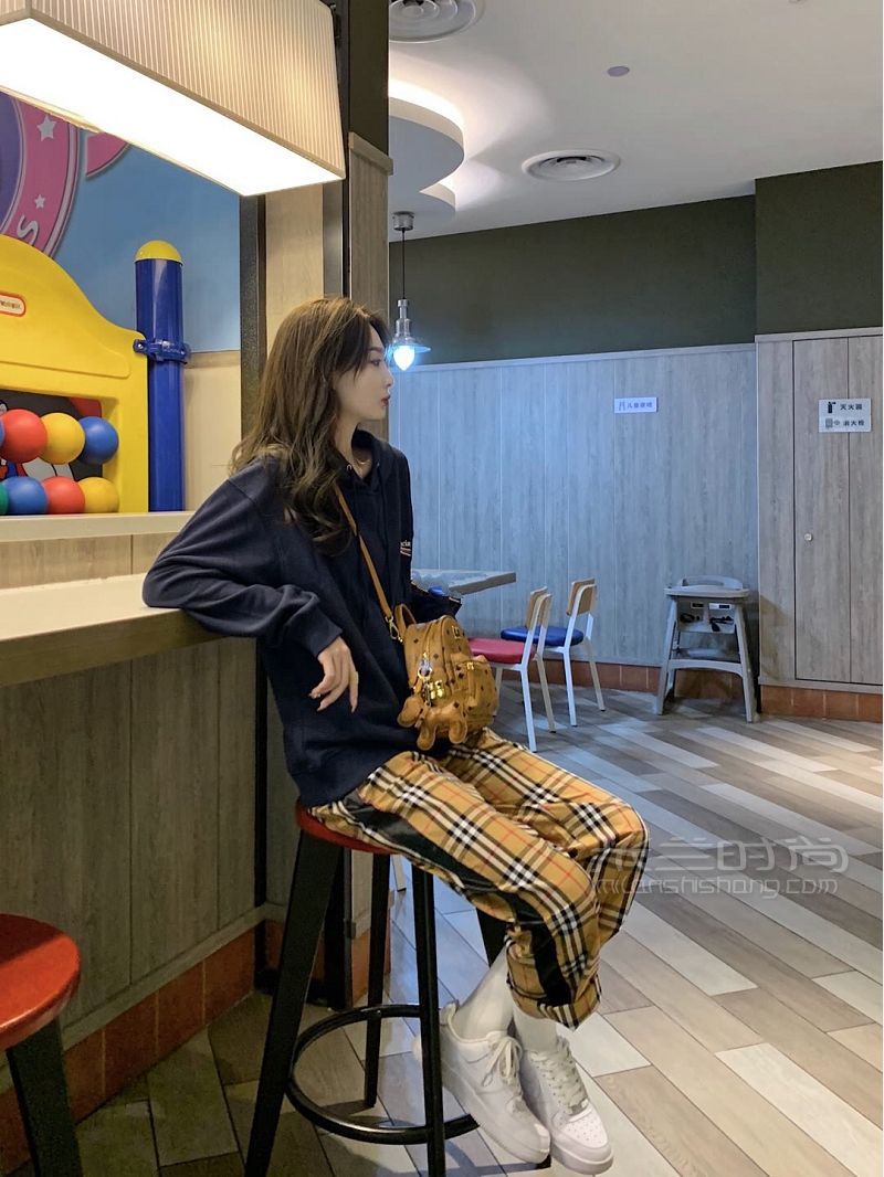 巴黎世家衛(wèi)衣巴寶莉褲子mcm包_2