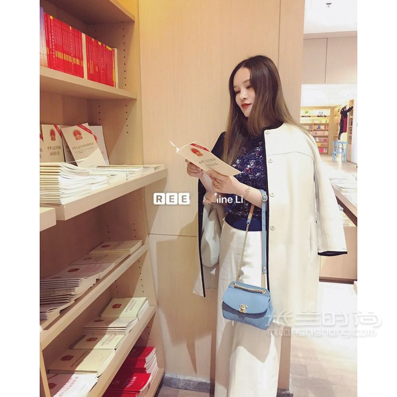 穿搭香奈兒2019春夏包包推薦香奈兒霧霾藍口蓋包_6