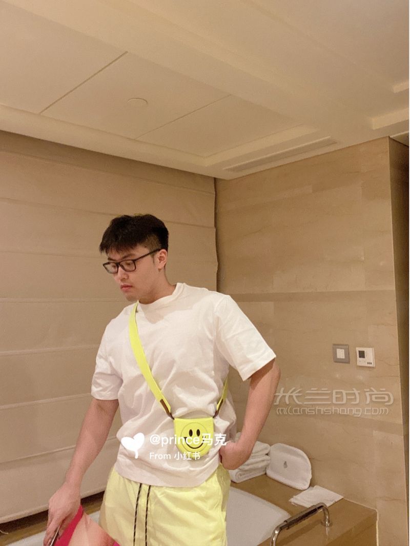 熒光色真的顯黑嗎？ 購物分享Loewe笑臉包_3