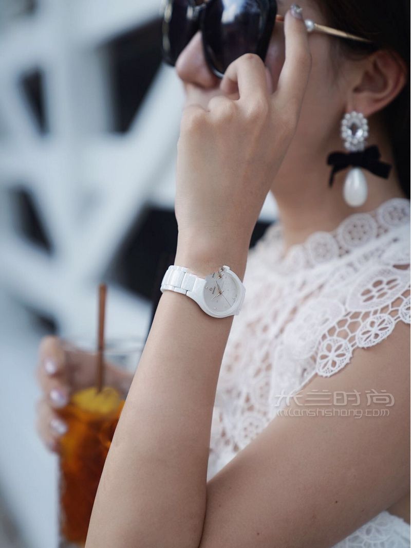 夏日穿搭推薦時尚又精致的白色百搭手表_3