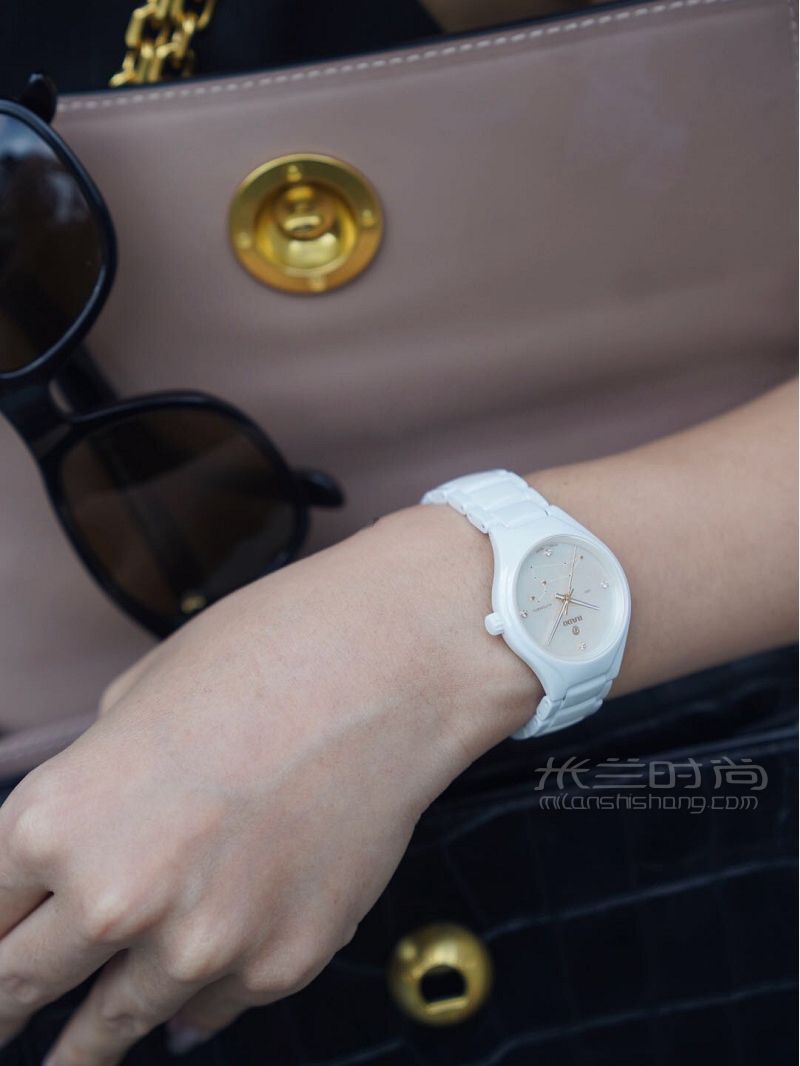 夏日穿搭推薦時尚又精致的白色百搭手表_7