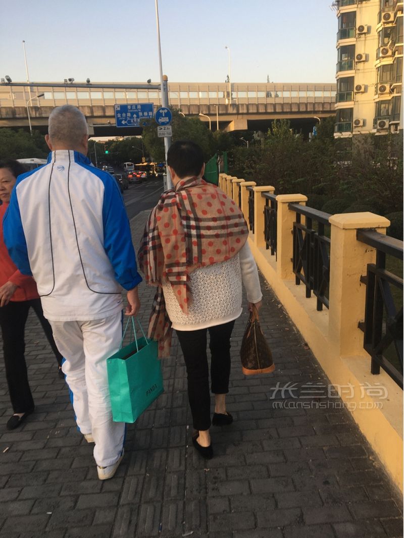 男士手提PRADA袋子 女士手胯LV包 普拉達怎么樣_1