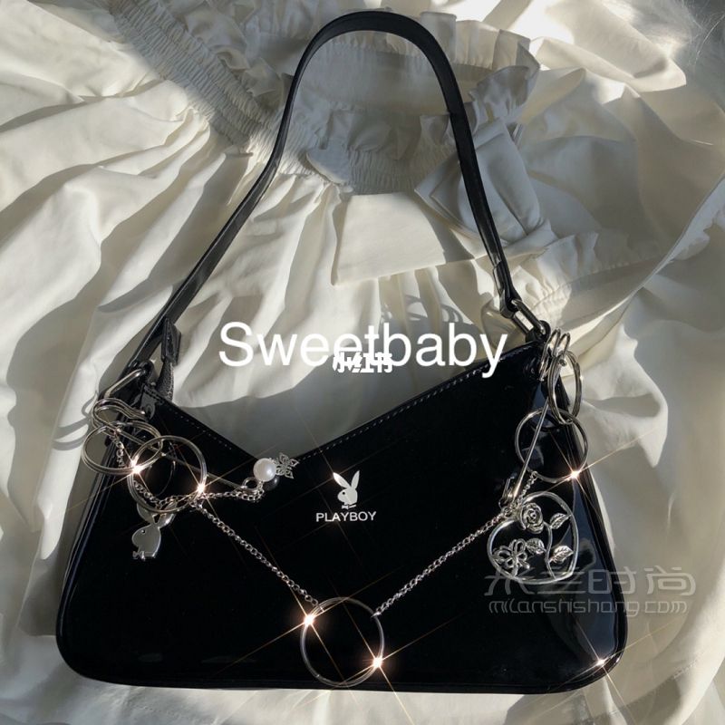 playboy家漆皮腋下包 誰背誰酷_1