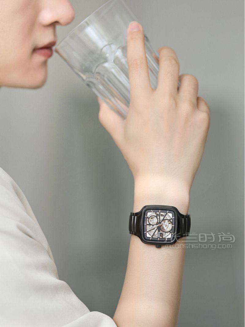 男生簡約穿搭 配飾搭配手表太加分_5