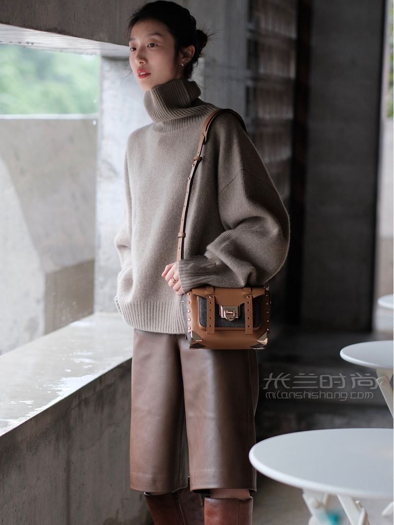 羊絨女孩秋冬穿搭 摩卡色百搭MK女包_9