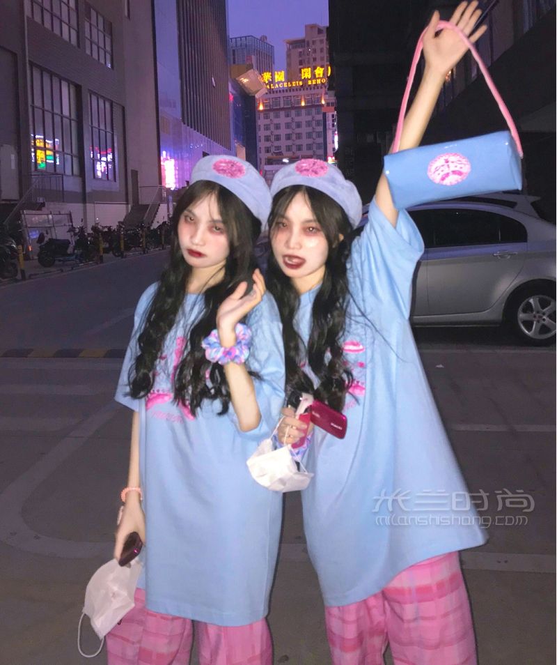嫩藍(lán)色粉色原創(chuàng)少女穿搭藍(lán)色粉色漆皮包_5