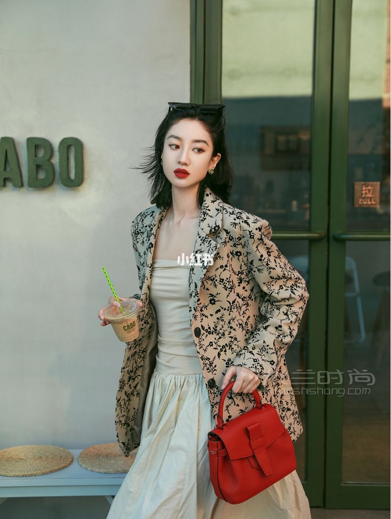衣櫥里總要一個復(fù)古又優(yōu)雅的包包_7
