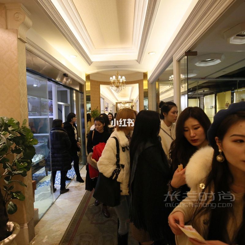 二手奢侈品交易市場(chǎng)開業(yè)1千 買古馳2千_1