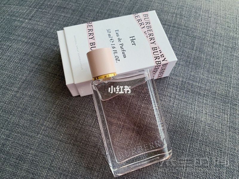 草莓牛奶味的無(wú)敵少女香！！ Burberry Her香水這么多年以來(lái)的最?lèi)?ài)_1