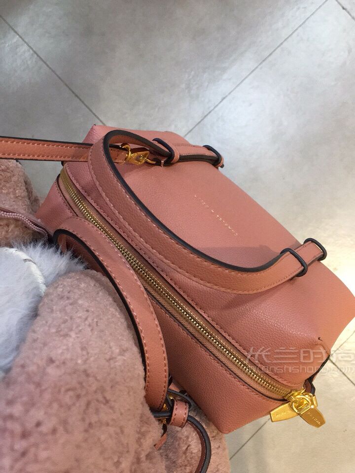 Charles Keith小ck奶茶粉波士頓包包附上身圖_4