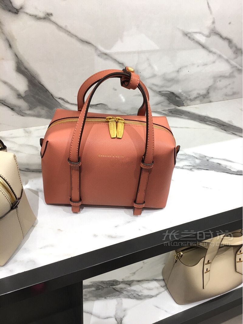 Charles Keith小ck奶茶粉波士頓包包附上身圖_1