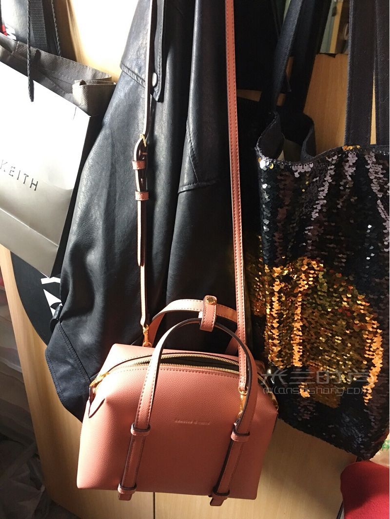 Charles Keith小ck奶茶粉波士頓包包附上身圖_2