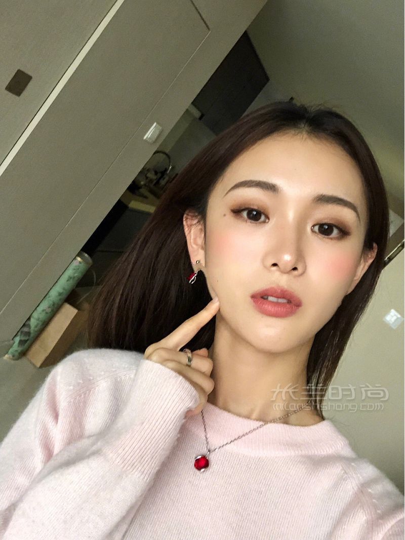 在臉上畫一幅水粉畫 初次見面請多關(guān)照 這個妝容給我的第一感覺就是初次見面_7
