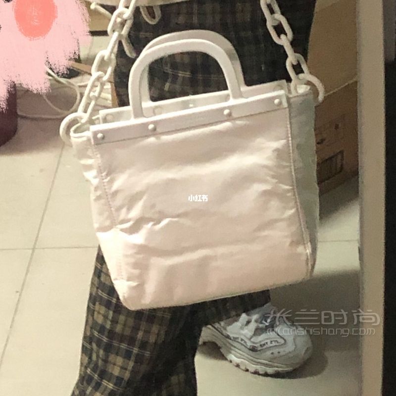 女大學(xué)生第一款小ck 線(xiàn)下最新款 限量發(fā)售_9