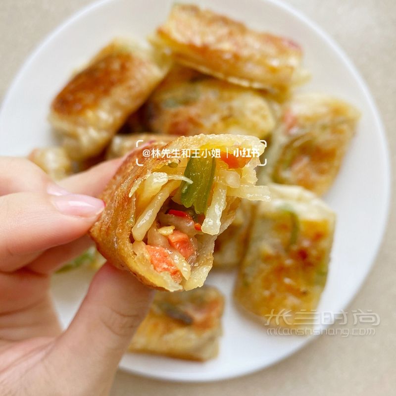 外脆里嫩 巨好吃的懶人版土豆絲卷餅 火腿腸土豆_4