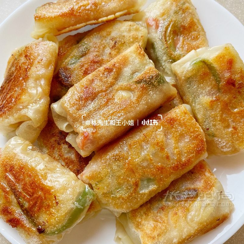 外脆里嫩 巨好吃的懶人版土豆絲卷餅 火腿腸土豆_3