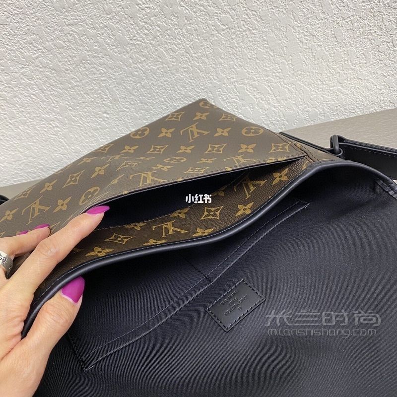 LV新款中性風(fēng)郵差包-路易威登怎么樣-斜挎包_8