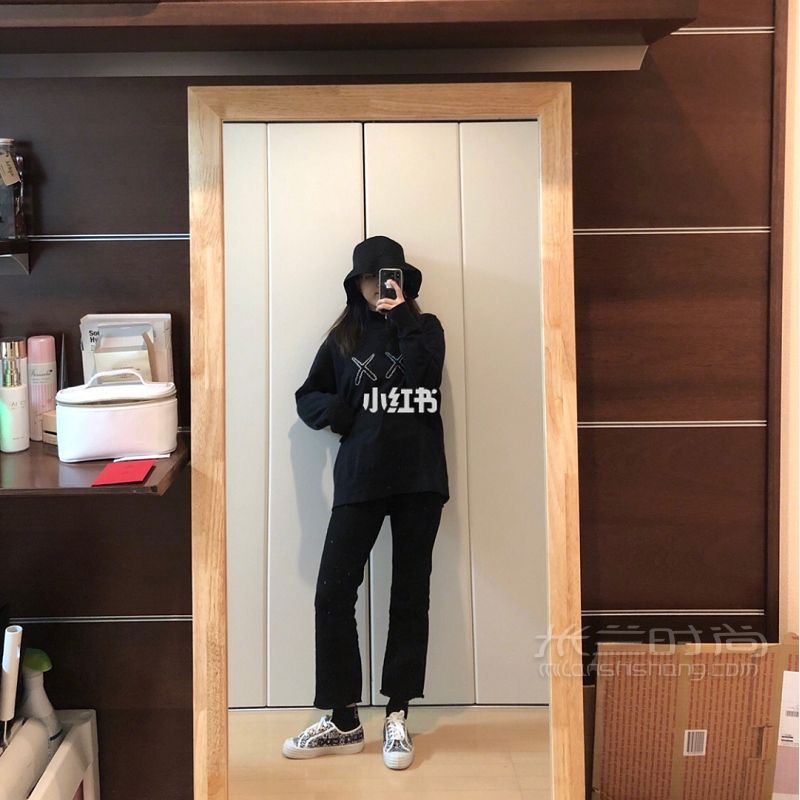 嘻嘻我又來更新了 明天就要回家了好開心 Uniqlo  kaws-comme_4