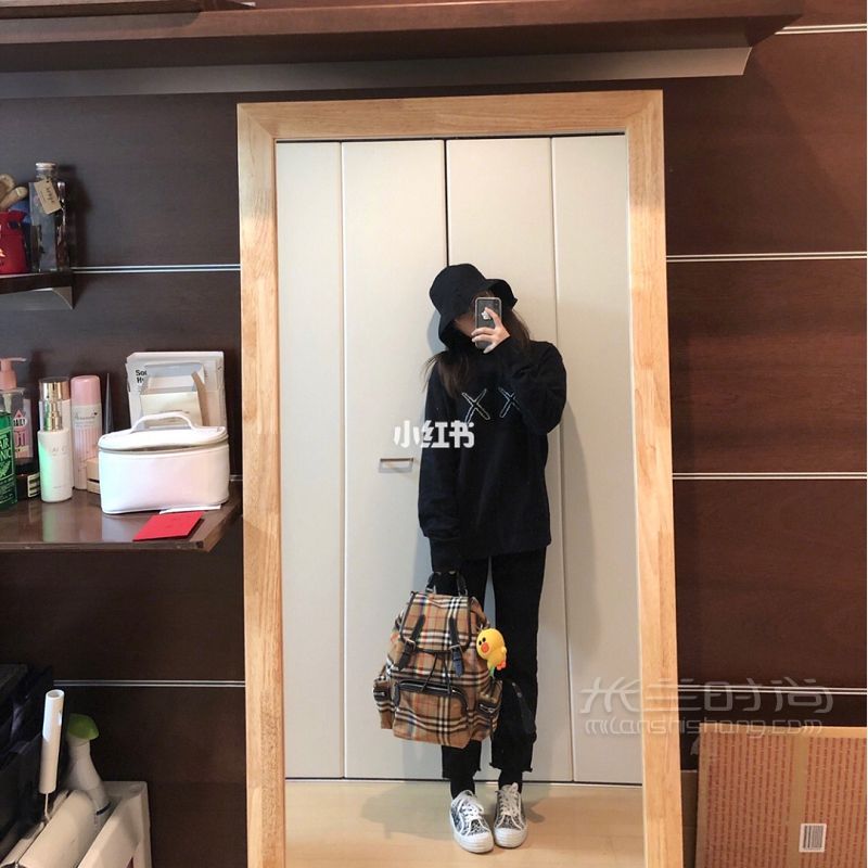 嘻嘻我又來更新了 明天就要回家了好開心 Uniqlo  kaws-comme_2