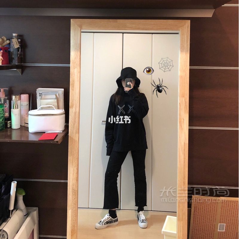 嘻嘻我又來更新了 明天就要回家了好開心 Uniqlo  kaws-comme_5