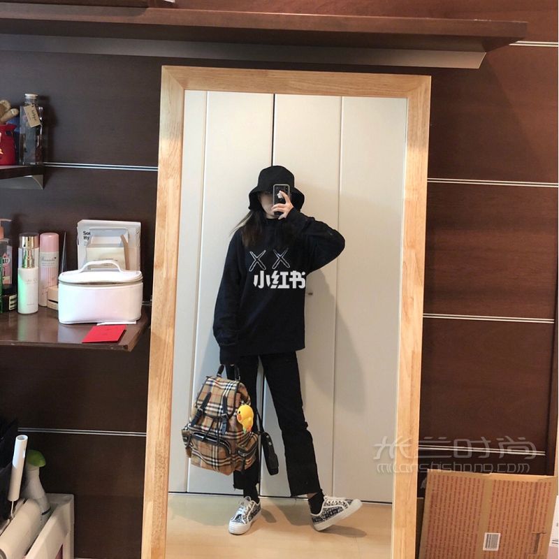 嘻嘻我又來更新了 明天就要回家了好開心 Uniqlo  kaws-comme_1