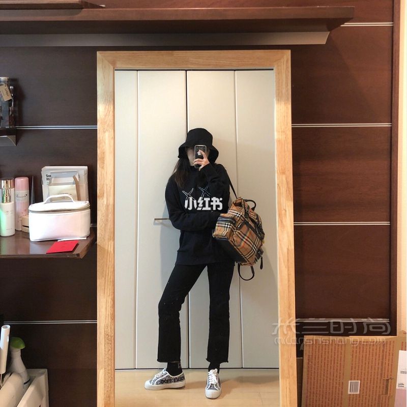 嘻嘻我又來更新了 明天就要回家了好開心 Uniqlo  kaws-comme_3
