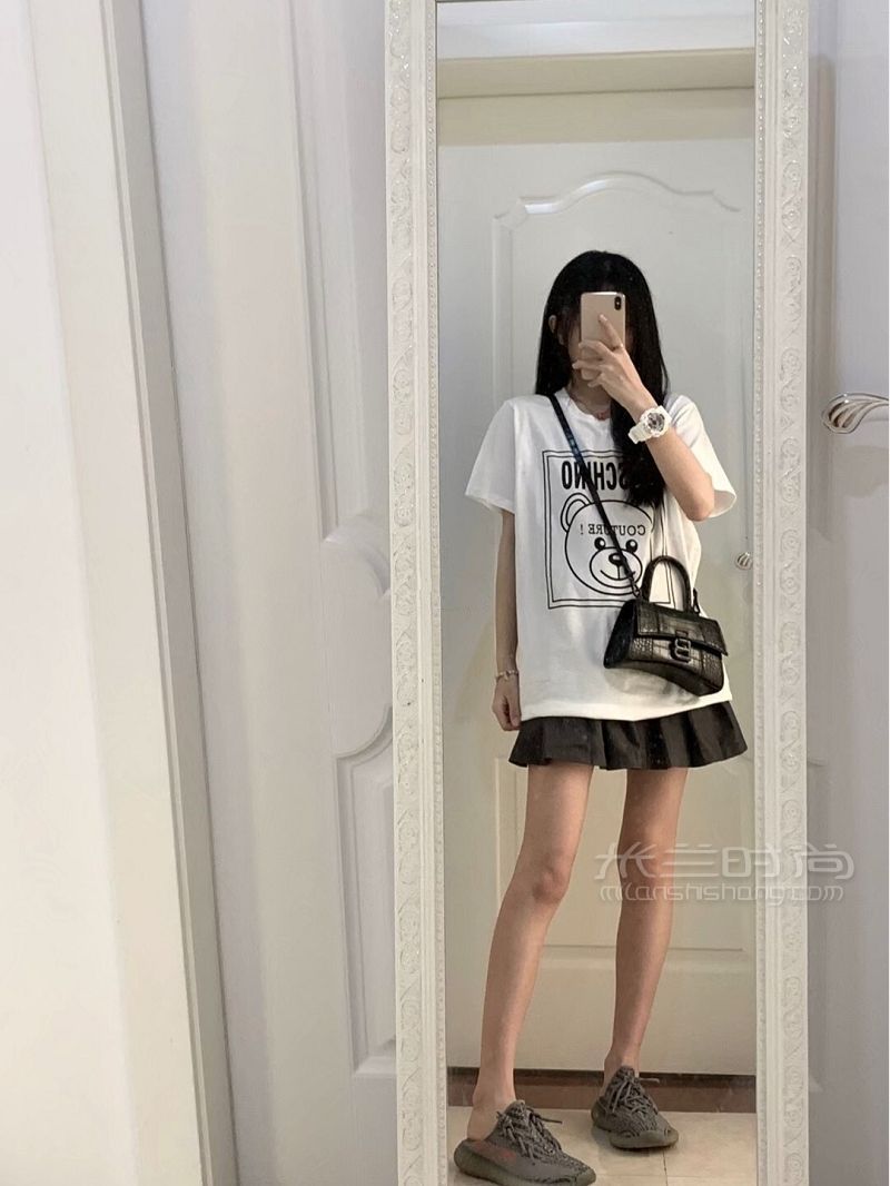 穿搭莫斯奇諾短袖T百褶裙椰子百褶裙阿迪_1