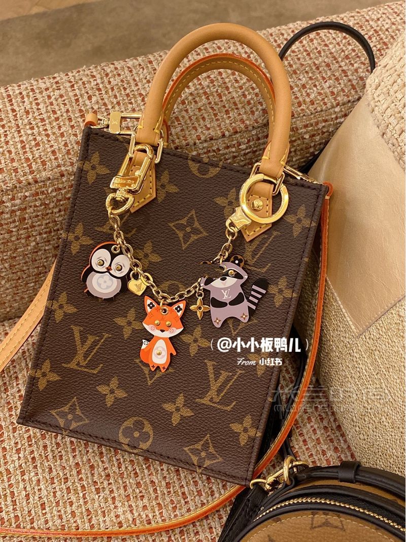 LV最新款Mini Tote幫我選個掛飾呀！路易威登怎么樣_1