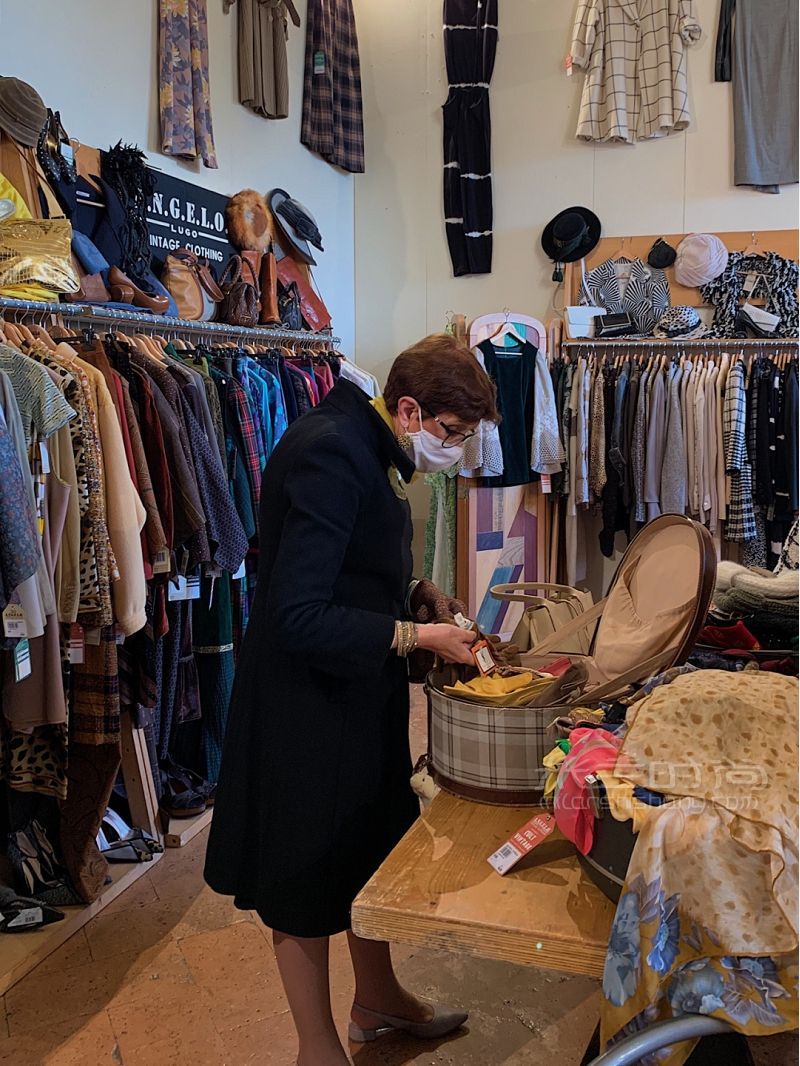 米蘭vintage中古集市 愛(ài)馬仕只要50塊！_2